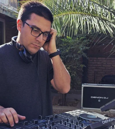 Gastón Ulloa, más conocido como DJ Tonchi, el disc jockey solidario.