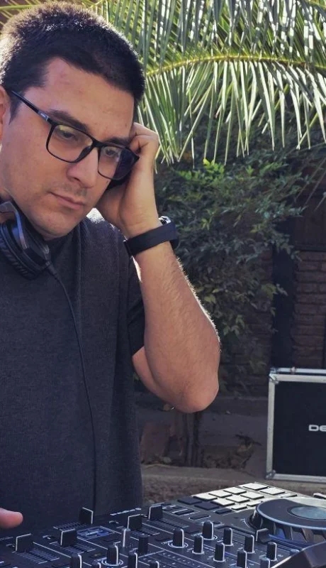 Gastón Ulloa, más conocido como DJ Tonchi, el disc jockey solidario.