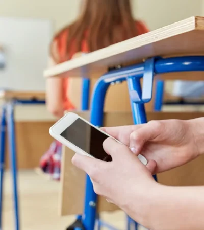 "Teníamos chicos muy adictos al teléfono, y eso se estaba trasladando en problemas en la salud mental, y hasta problemas de bullying" (Ignacio Castro)