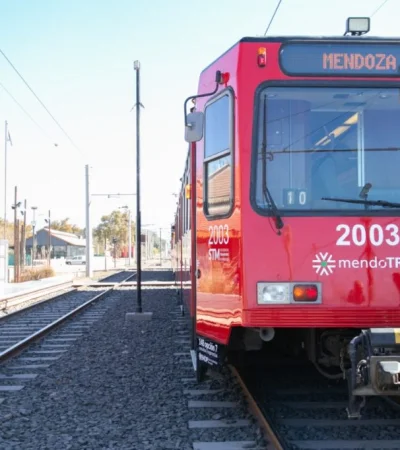 La extensión de la red permitirá el ingreso directo al aeropuerto y sumará paradores inteligentes para 2027.