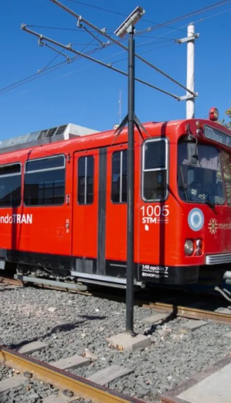 La extensión de la red permitirá el ingreso directo al aeropuerto y sumará paradores inteligentes para 2027.