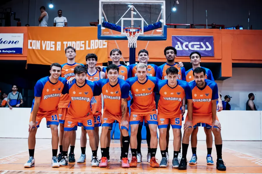 El plantel de Rivadavia Básquet.
