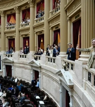 Lejos del clima solemne que exige el acto institucional, el sistema de audio dejó al descubierto expresiones impropias dirigidas hacia legisladores.