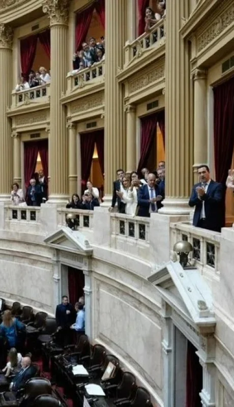 Lejos del clima solemne que exige el acto institucional, el sistema de audio dejó al descubierto expresiones impropias dirigidas hacia legisladores.