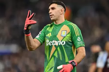 Dibu Martínez, afuera a último momento por una molestia y enciende las luces de alerta