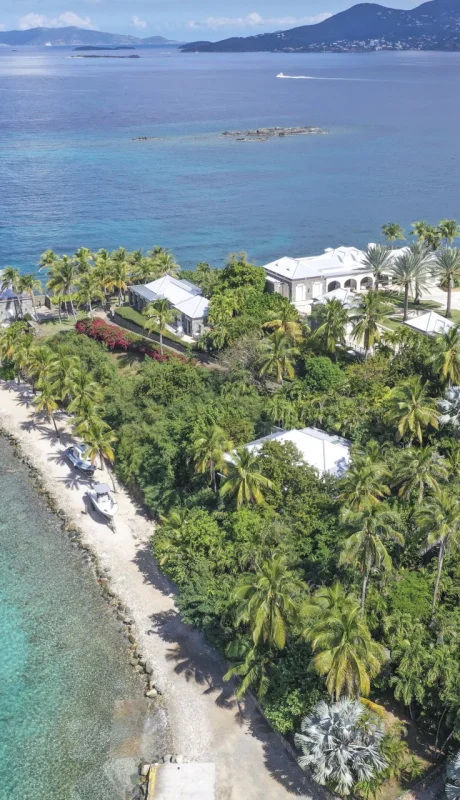 Imágenes exclusivas revelan el interior de la isla privada de Jeffrey Epstein.