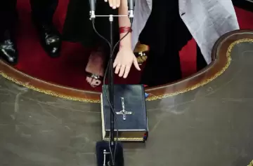 ¿Cómo erosionan la institucionalidad argentina los juramentos insólitos en el Congreso?