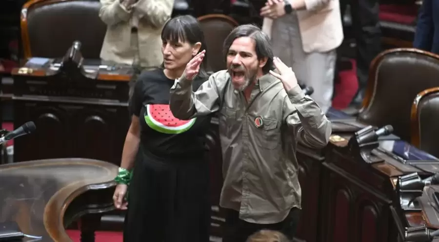 El diputado Del Caño protagonizó una de las juras más ridículas. (Foto: web)