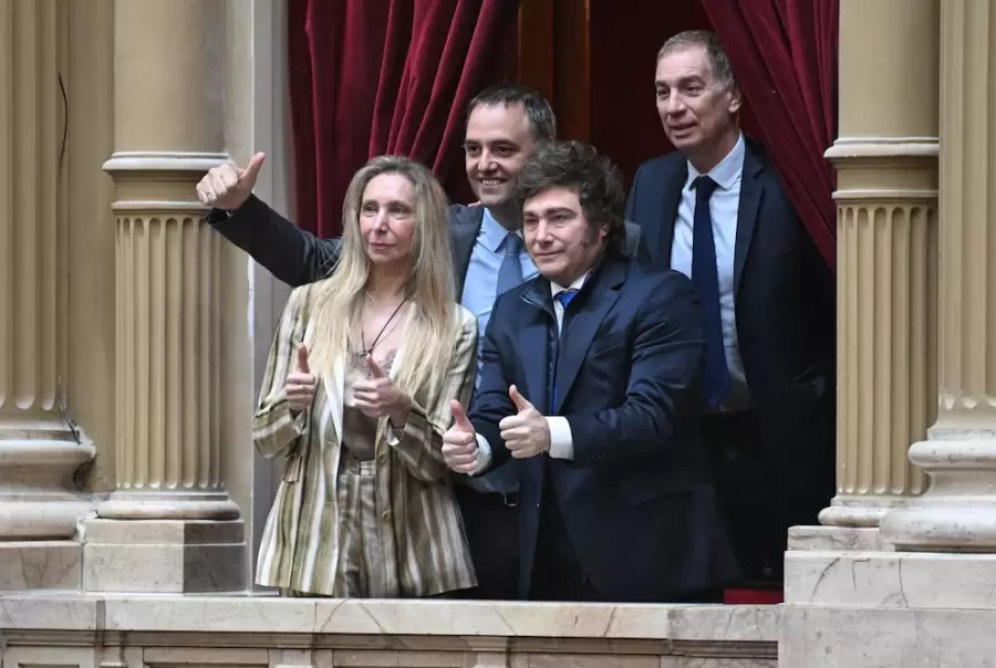 Javier y Karina Milei junto con Manuel Adorni y Diego Santilli