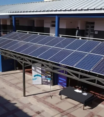 El proyecto finalizará el próximo año con la instalación de 80 paneles solares más en 80 escuelas.