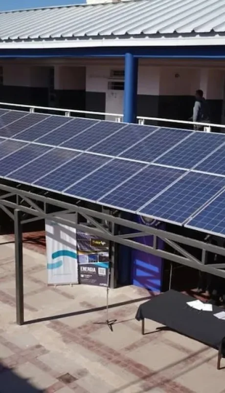 El proyecto finalizará el próximo año con la instalación de 80 paneles solares más en 80 escuelas.
