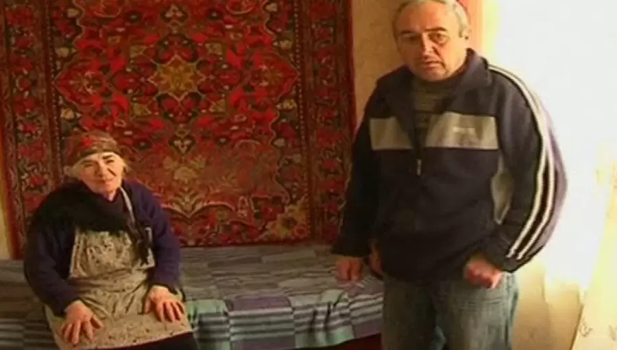 Hayastan Shakarian junto a uno de sus hijos, en 2011.