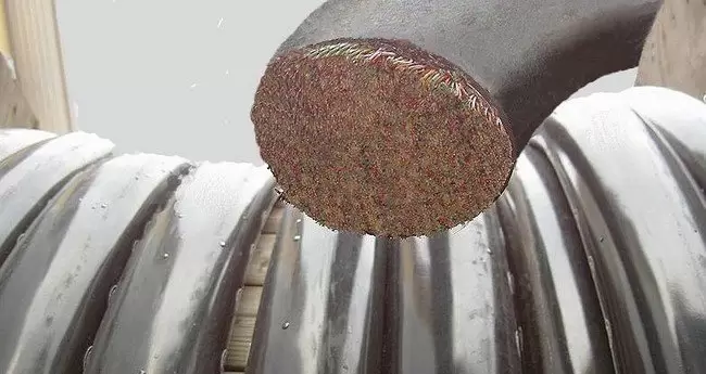 Modelo del cable de fibra óptica que fue cortado por la anciana en Georgia.