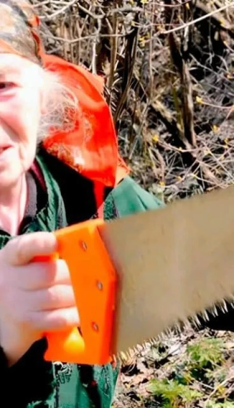 La mujer buscaba chatarra en la aldea de Ksani, cerca de Tbilisi. Pero se encontró con una sorpresa: cables de cobre.