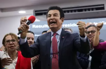 Nasralla perdió la delantera y denuncia algoritmo de fraude tras "apagón" del sistema de conteo de votos