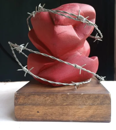 El afiche oficial simboliza la esencia de su obra: belleza herida, resistencia, intensidad y humanidad.