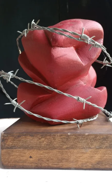 El afiche oficial simboliza la esencia de su obra: belleza herida, resistencia, intensidad y humanidad.