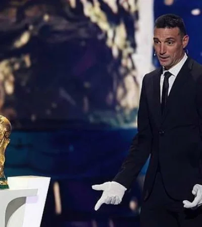 Qué hombre. Scaloni llegó con la Copa del Mundo.