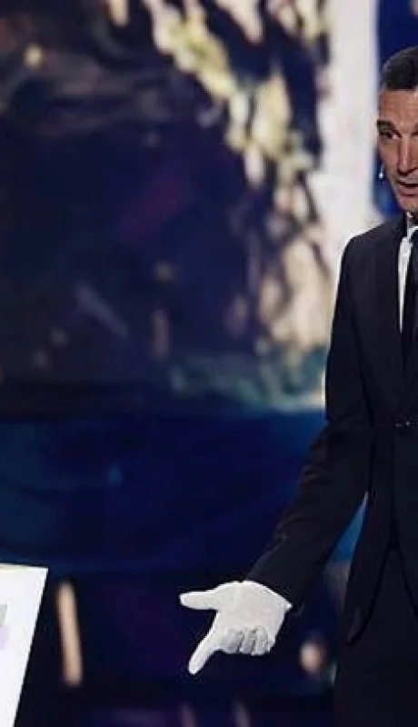 Qué hombre. Scaloni llegó con la Copa del Mundo.