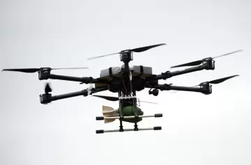 Francia: grupo de drones son repelidos a tiros en unidad naval con misiles atómicos