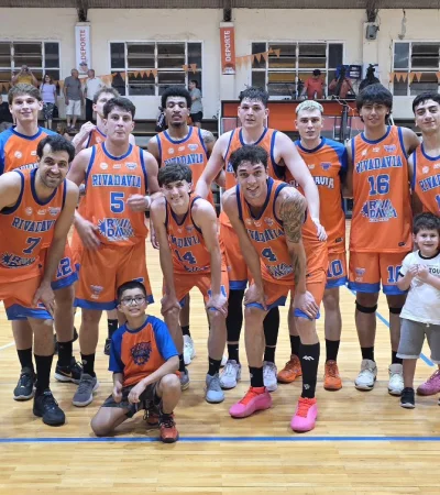 El plantel de Rivadavia celebró una nueva victoria.