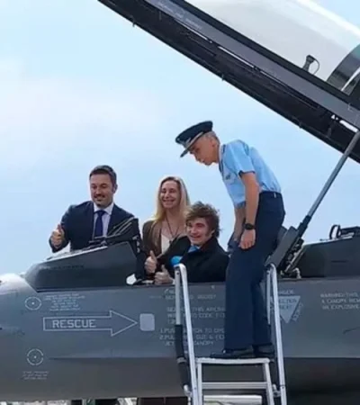 Javier Milei se subió a un F-16