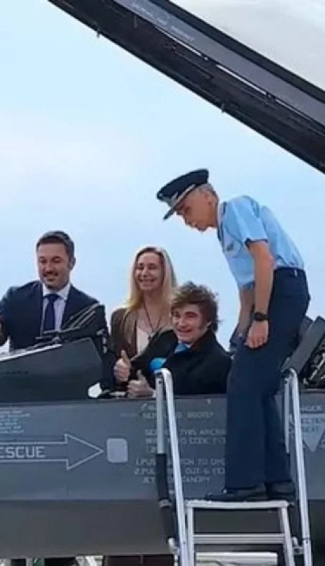 Javier Milei se subió a un F-16