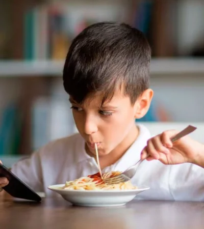 Hábito a corregir. El uso del celular durante el almuerzo desconecta al niño de su entorno y afecta las señales de saciedad.