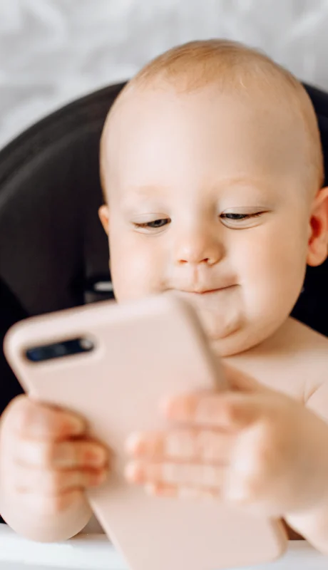 Hábito a corregir. El uso del celular durante el almuerzo desconecta al niño de su entorno y afecta las señales de saciedad.