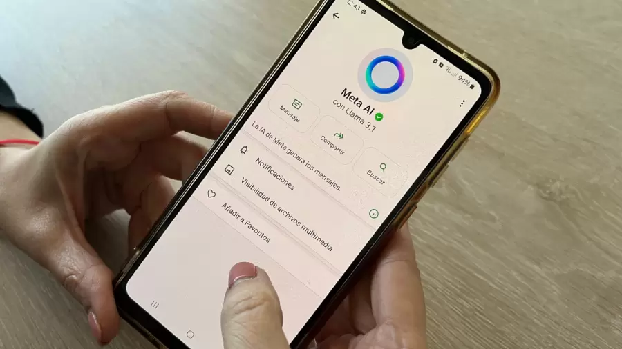 El nuevo rey del chat. El ícono del círculo azul de Meta AI ya aparece en la interfaz principal de WhatsApp, desplazando a las soluciones de terceros.