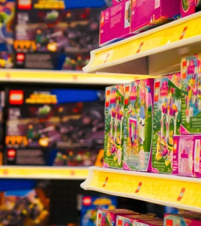 Góndolas llenas, pasillos vacíos: las jugueterías reportan una fuerte acumulación de stock ante la caída de la demanda para las Fiestas.