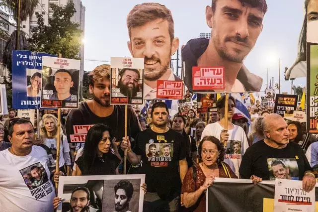 Reclamo urgente. Familiares y amigos de los rehenes se manifiestan en Tel Aviv para exigir al gobierno que priorice el acuerdo y logre la liberación.