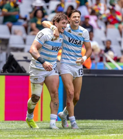 Los Pumas 7s celebran el pase a la final en Ciudad del Cabo; irán por el oro ante el local Sudáfrica.