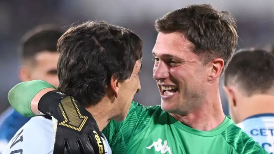 Gustavo Costas junto a la figura de Racing, Facundo Cambeses