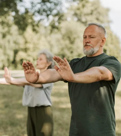 La regularidad y la supervisión adecuada, acompañadas de hábitos saludables, potencian los beneficios tanto cerebrales como físicos y emocionales.