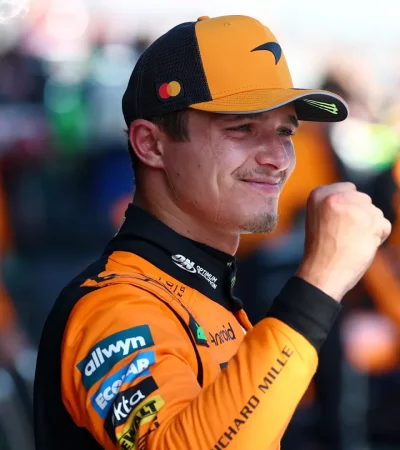 Objetivo cumplido: Lando Norris levanta el trofeo en Abu Dhabi, el británico aseguró los puntos necesarios para alzar su primer título en la Máxima.