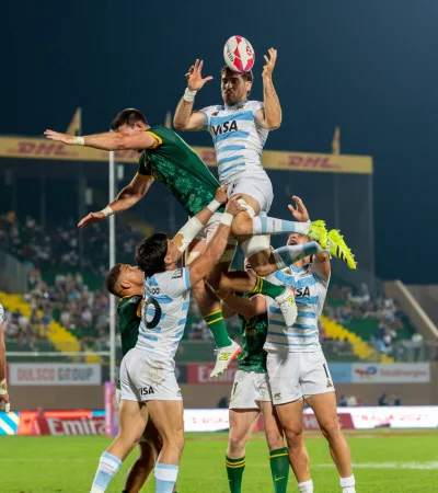 Los Pumas 7s intentaron quebrar la defensa de Sudáfrica, pero los anfitriones se hicieron fuertes en el contacto y se llevaron la final.