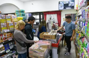 Las ventas minoristas de pymes se hundieron 9,1% en noviembre: radiografía del "consumo dual"