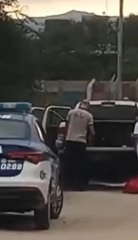 Todo se activó gracias a la reacción de los vecinos, quienes detectaron el olor en la vivienda y notaron la ausencia de la joven.