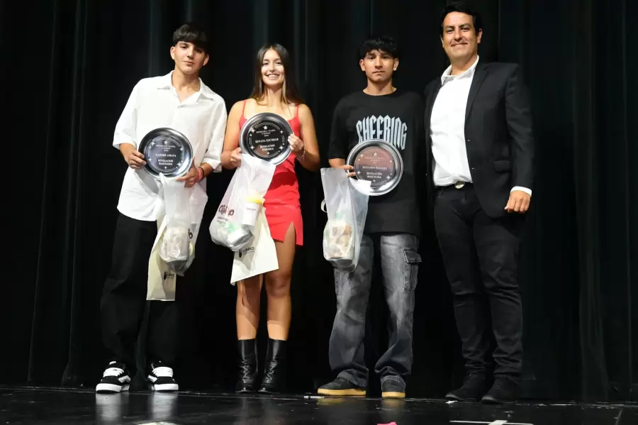 Santiago Brito entrego el premio revelación a Renata Escobar, Ramiro Amaya y Benjamín Navarro.