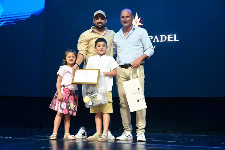 Ale Morcos recibió su premio emocionado.