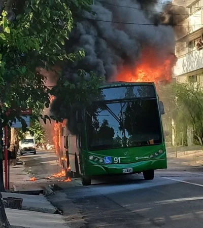 El siniestro ocurrió en la intersección de Cobos y Pueyrredón, donde el humo y las llamas sorprendieron a vecinos, automovilistas y peatones.