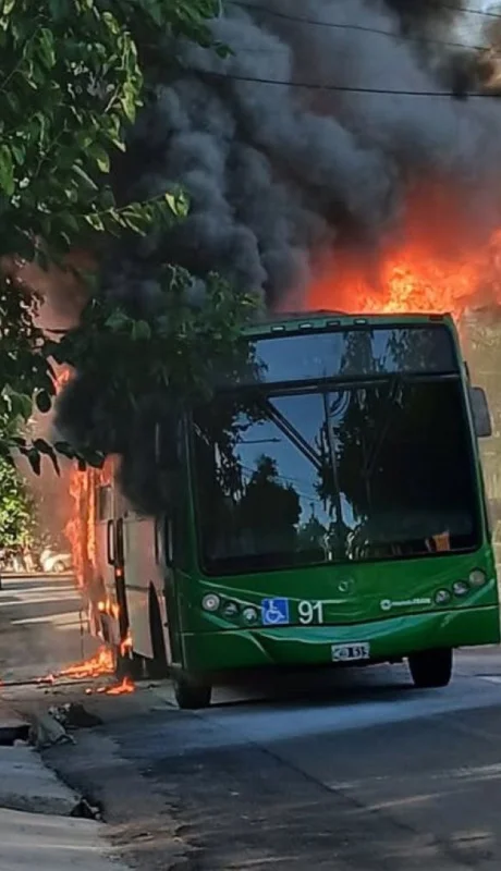 El siniestro ocurrió en la intersección de Cobos y Pueyrredón, donde el humo y las llamas sorprendieron a vecinos, automovilistas y peatones.
