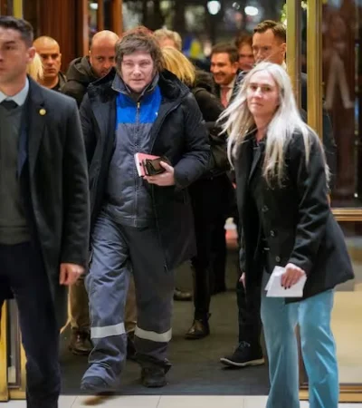 Javier Milei y la comitiva argentina, en su llegada a Oslo