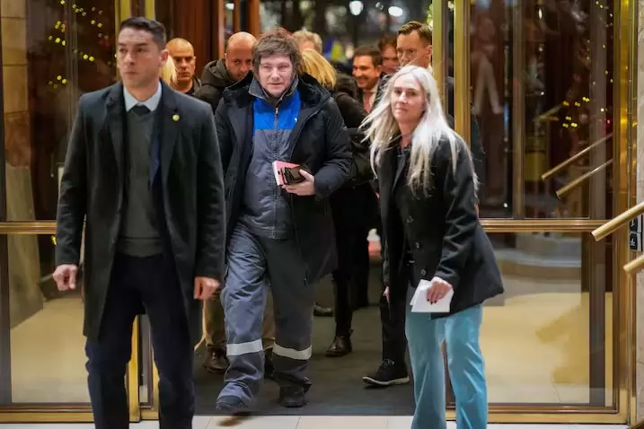 Javier Milei y la comitiva argentina, en su llegada a Oslo. El presidente optó por vestirse con el mameluco de YPF.