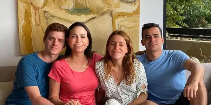 Corina Machado, junto a sus hijos.
