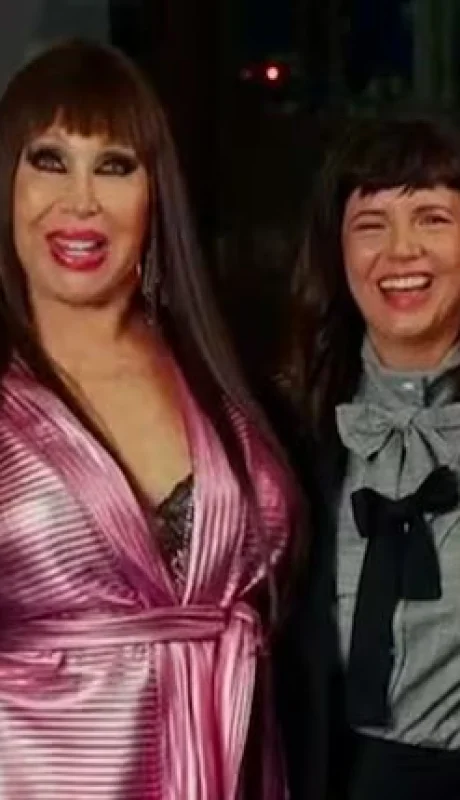 Moria Casán junto a las actrices que encarnan su vida.