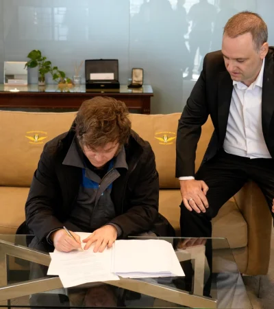 El presidente firmó el proyecto apenas bajó del avión