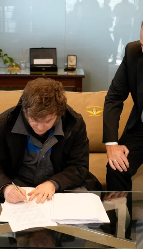 El presidente firmó el proyecto apenas bajó del avión