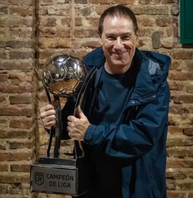 Ariel Holan dejó de ser el DT de Rosario Central.